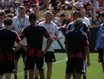 Adi Hütter ist zurück bei Eintracht Frankfurt. Neben frenetischen Fans gibt es aber auch einiges zu tun für den Trainer. Besonders die Personalie Can Uzun beschäftigt die Verantwortlichen am Main.