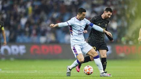 Cristiano Ronaldo (l.) im Zweikampf mit Lionel Messi