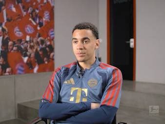 Jamal Musiala lobt das Selbstvertrauen von einem jungen Bayern-Spieler besonders und freut sich, dass er Teil des Teams ist.