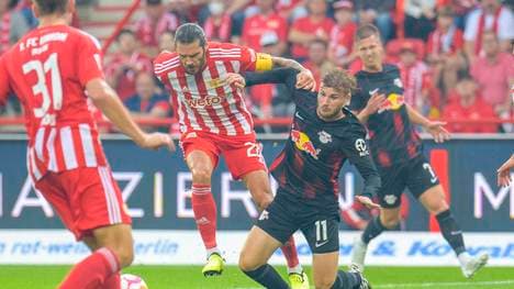 Timo Werner (re.) geht im Zweikampf mit Gerhard Trimmel zu Boden