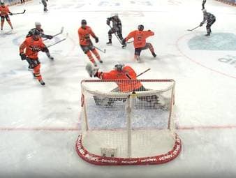 Dustin Strahlmeier feiert beim Duell seiner Grizzlys Wolfsburg mit den Adler Mannheim ein Jubiläum - und zeigt früh im Spiel, was er zwischen den Pfosten drauf hat.