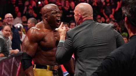 Adam Pearce (r.) sprach am Ende von WWE RAW eine Kündigung gegen Bobby Lashley aus
