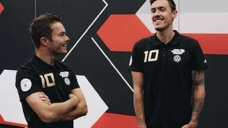 Benjamin Leuchter (links) wird für das Team von Fußballer Max Kruse fahren