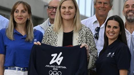 Coventry (Mitte) bei ihrem Besuch im Olympischen Dorf