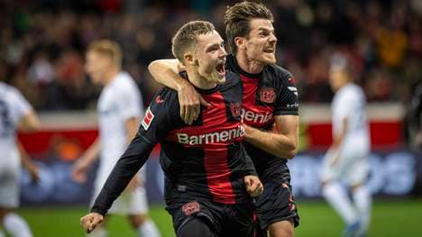 Florian Wirtz (l.) und Jonas Hofmann (r.) feiern den sehenswerten Führungstreffer