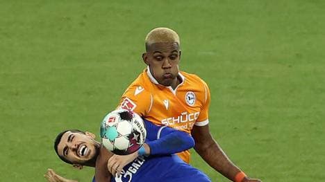 Sergio Cordova von Arminia Bielefeld (hinten, hier gegen Schalkes Nassim Boujellab) hat auch die Haare schön