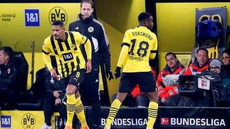 Sébastien Haller (l.) und Youssoufa Moukoko kämpfen um den Platz im Sturmzentrum beim BVB