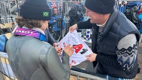 Lucas Pinheiro Braathen (l.) schenkte Bastian Schweinsteiger sein Rennleibchen