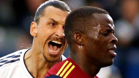 Zlatan Ibrahimovic (l.) geriet im Spiel gegen den New York City FC mit einem Gegenspieler aneinander