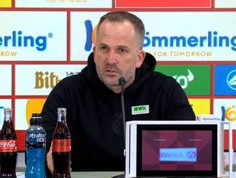 Manuel Baum wütet nach der Niederlage in Mainz gegen den VAR und Schiedsrichter Patrick Ittrich. Obwohl auf den Bildern kein Kontakt zu sehen war, blieb der Elfmeter gegen Augsburg bestehen. Für den Interimstrainer eine "aberwitzige" Logik.