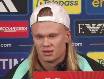 Haaland antwortet auf einer Pressekonferenz auf die Frage, ob er sich als besten Spieler der Welt sieht.