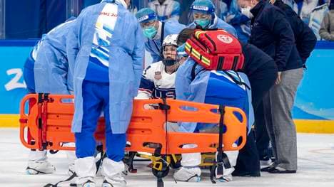 Brianna Decker wird auf dem Eis behandelt