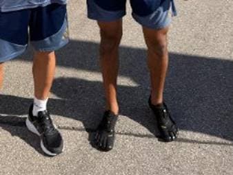 Ein völlig neues Gesicht war beim Training des FC Bayern zu sehen. Anschließend tauchte ein Foto mit Michael Olise auf, das ein kur kurioses Detail zeigt.