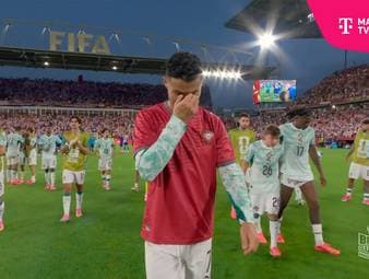 Cristiano Ronaldo ehrt den verstorbenen Diogo Jota, indem er nach dem Sieg gegen Kroatien dessen Trikot hochhält und trägt. 