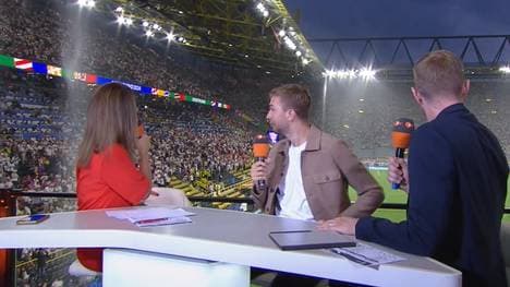 Kathrin Müller-Hohenstein, Christoph Kramer und Per Mertesacker im Regenchaos