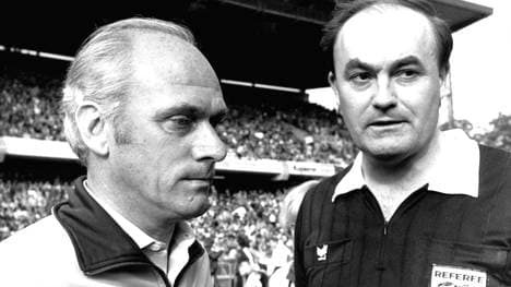 Udo Lattek (li., Bayern) und Schiedsrichter Volker Roth