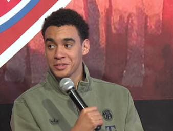 Beim Fantreffen der "Red Bulls Taubenbach" wird Jamal Musiala gefragt, ob er lieber für die Nationalmannschaft oder den FC Bayern München spielt - eine Frage, bei der ihm die Antwort schwerfällt. 