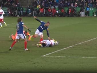 Der VfB Stuttgart hat das Halbfinale des DFB-Pokals erreicht. Deniz Undav leitet den Sieg bei Holstein Kiel ein - mit schmerzhaften Folgen für den gegnerischen Torhüter.