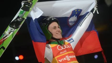 Peter Prevc jubelt nach dem Gewinn der Vierschanzentournee