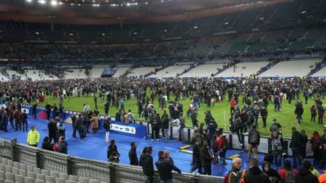 Fußball-Fans brachten sich auf dem Rasen in Sicherheit