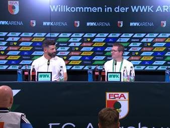 Schalkes Trainer Miron Muslic berichtet auf der Pressekonferenz von einer Begegnung mit Augsburgs Trainer Manuel Baum und dessen Sohn. Dabei sorgt der S04-Coach mit seinem Bekenntnis zu den Münchner Löwen für einen humorvollen Seitenhieb.