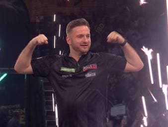 Arno Merk schlägt bei seinem Debüt im Ally Pally Kim Huybrechts und steht als erster deutscher in der zweiten Runde. 