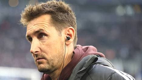 Cheftrainer Miroslav Klose ist mit einer Schiedsrichter-Entscheidung überhaupt nicht einverstanden