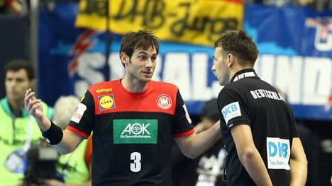 Christian Prokop (r.) bestätigt Uwe Gensheimer als Kapitän des DHB-Teams