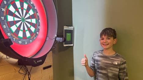 Gary Andersons Sohn Tai am 25. Dezember mit seinem Weihnachtsgeschenk