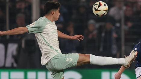 Julian Malatini trägt das Trikot von Werder Bremen