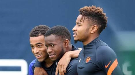 Ademola Lookman (M., mit Tyler Adams und Christopher Nkunku) konnte sich bei Leipzig nicht durchsetzen. Er soll nun Spielpraxis in Enland sammeln.