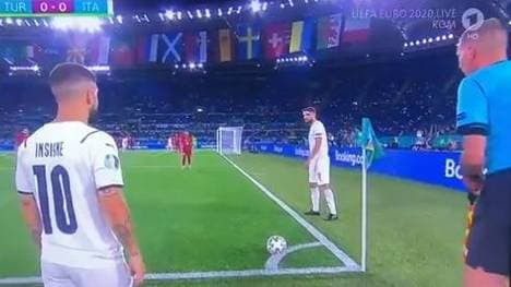 Die Ausführung dieses Eckball zwischen Italiens Lorenzo Insigne Domenico Berardi mündete in eine Abseits-Fehlentscheidung