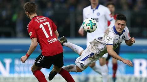 Der Karlsruher SC (r.: Marcel Mehlem) ist seit 17 Spielen ungeschlagen