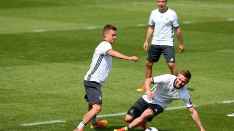 Joshua Kimmich (l.) spielte gegen die U20 offenbar zeitweise als Rechtsverteidiger