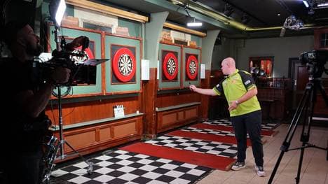 In der neuen „SPORT1 Akademie – Darts“ ist MvG persönlicher Coach und Gegne