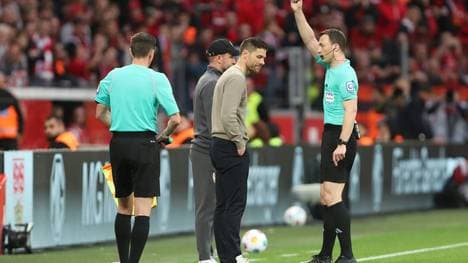 Zwayer (r.) zeigte beiden Trainern die Gelbe Karte