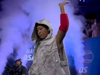 Naomi Osaka sorgt mit ihren Outfits immer wieder für Aufsehen. Bei den US Open überrascht die Japanerin diesmal mit einer Hommage an NBA-Legende Allen Iverson. Auf dem Court ließ sie ebenfalls Taten folgen und setzte sich gegen Anastasia Zakharova in zwei Sätzen durch.