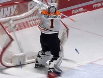 Nach dem gewonnen Penalty-Shootout der Wolfsburg Grizzlys gegen die Augsburg Panthers wirft der Goalie der Gäste aus Provokation das Tor der Heimfans demonstrativ um.