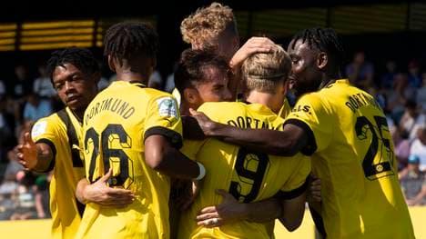 Der BVB feiert Doppelpacker Julian Rijkhoff