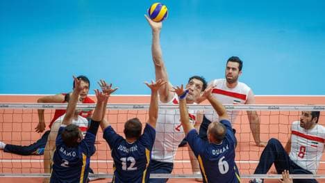 Morteza Mehrzad (weißes Trikot Nr. 2) misst unglaubliche 2,46 Meter