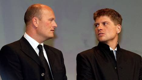 le Danois Bjarne Riis (G) et l'Allemand Jan Ulrich, anciens vainqueurs du Tour de France cycliste, discutent, le 24 octobre 2002 à Paris, lors de la cérémonie traditionnelle de l'annonce du trajet de l'édition 2003 de la course.  AFP PHOTO FRANCK FIFE / AFP PHOTO / -        (Photo credit should read -/AFP via Getty Images)