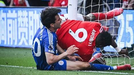 Awoniyi (rotes Trikot) prallte mit dem Pfosten zusammen