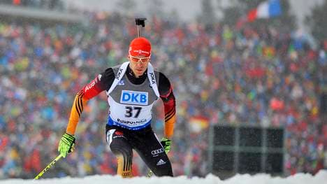 Arnd Peiffer stürmt beim Sprint in Ruhpolding auf Rang drei