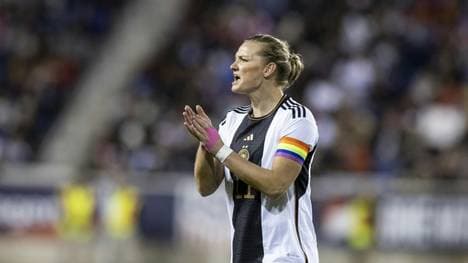 Die DFB-Frauen laufen weiter mit Regenbogenbinde auf