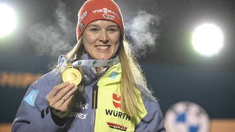 Denise Herrmann-Wick hat mit einem Tag Verspätung ihre WM-Goldmedaille bekommen