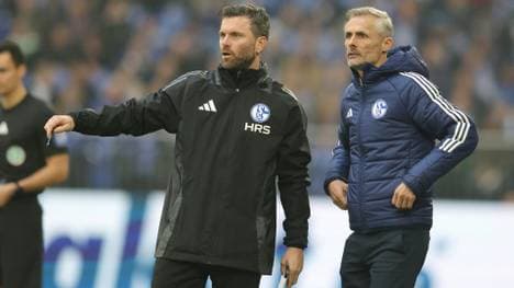 Tim Hoogland (l.) bleibt als Co-Trainer bei Schalke 04
