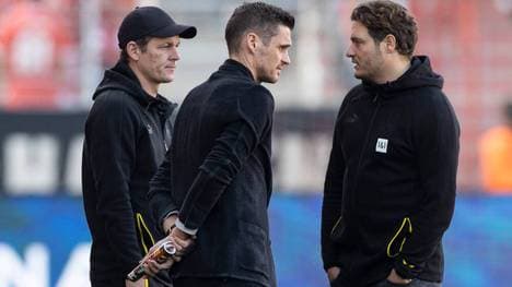 Sportdirektor Sebastian Kehl (Mitte) im Gespräch mit Chefcoach Edin Terzic (r.) und Co-Trainer Sebastian Geppert