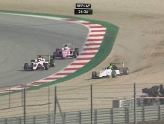 Der 16-jährige Brite Jonny Edgar schaffte souverän den Start-Ziel-Sieg in der Formel 4 in Spielberg. Bearman’s Rennen verlief weniger nach Plan – ein Fahrfehler beförderte den Youngster in den Kies.