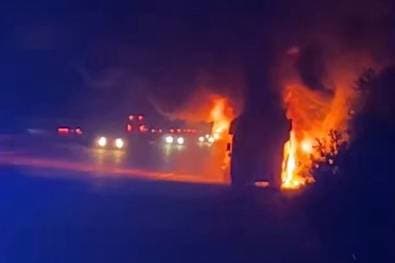 Evakuierung! Teambus geht in Flammen auf