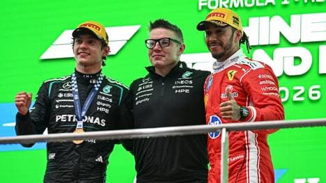 Antonelli, Renningenieur Bonnington und Hamilton (v.l.)